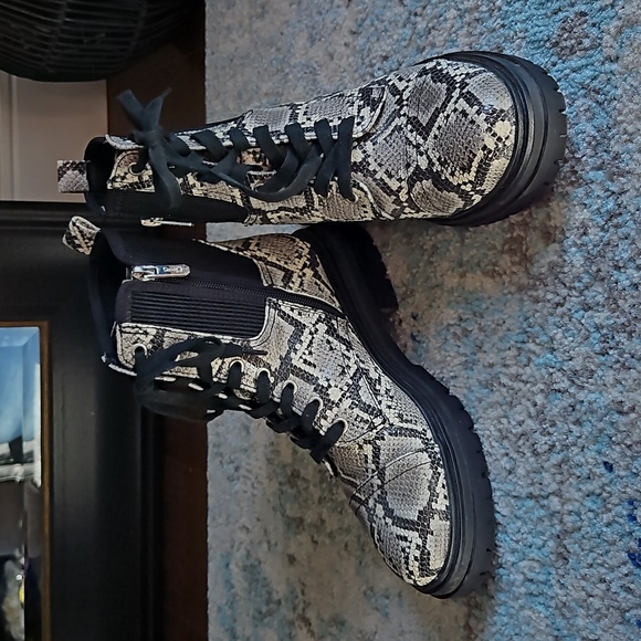 Snake print boots - Picture 1 of 8